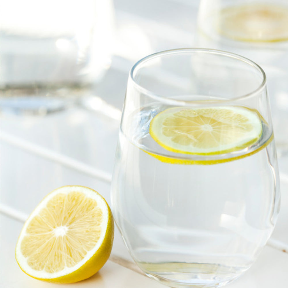 verre d'eau avec une rondelle de citron 