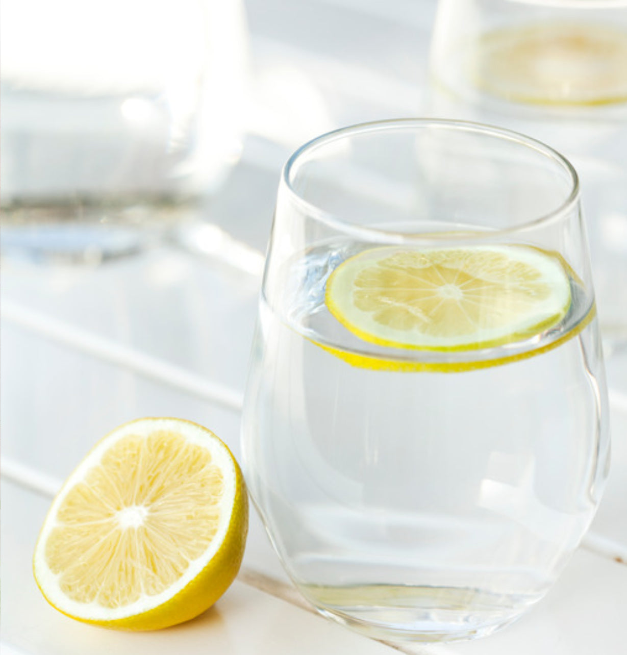 verre d'eau avec une rondelle de citron 