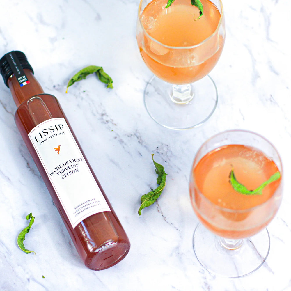 sirop Pêche de vigne Verveine Citron avec verres à cocktail