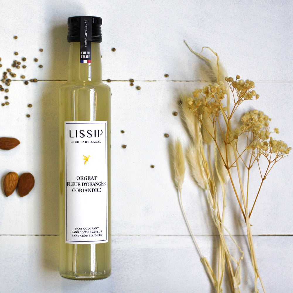 sirop d'orgeat lissip avec petite décoration autour