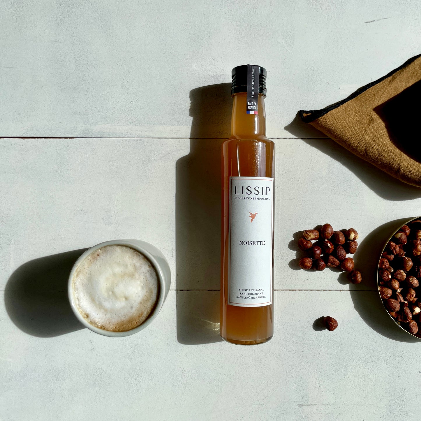 sirop de noisette lissp vu de haut avec noisette en deco