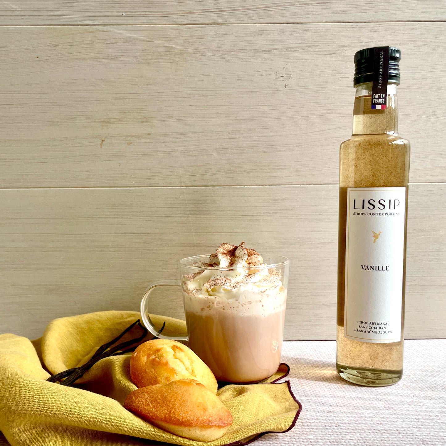 sirop de vanille vu de face avec chocolat chaud et madeleines