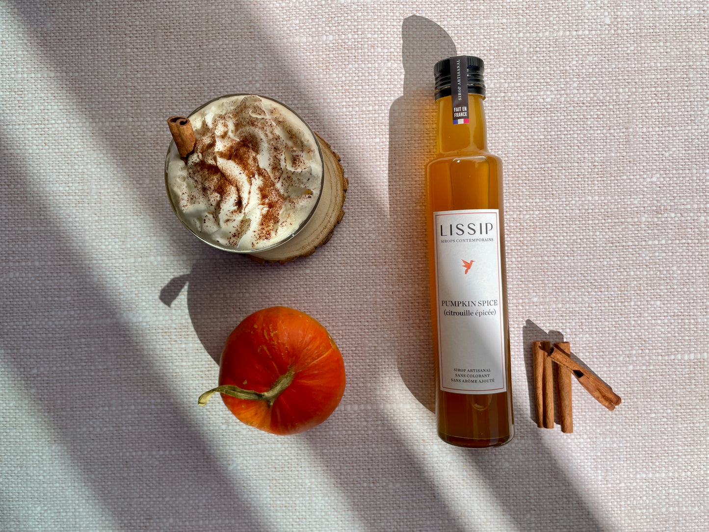 sirop lissip pumpkin spice sur nappe blanche