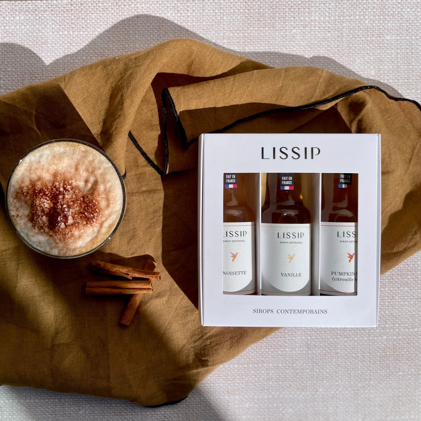 coffret boissons gourmandes de lissip sur serviette marron